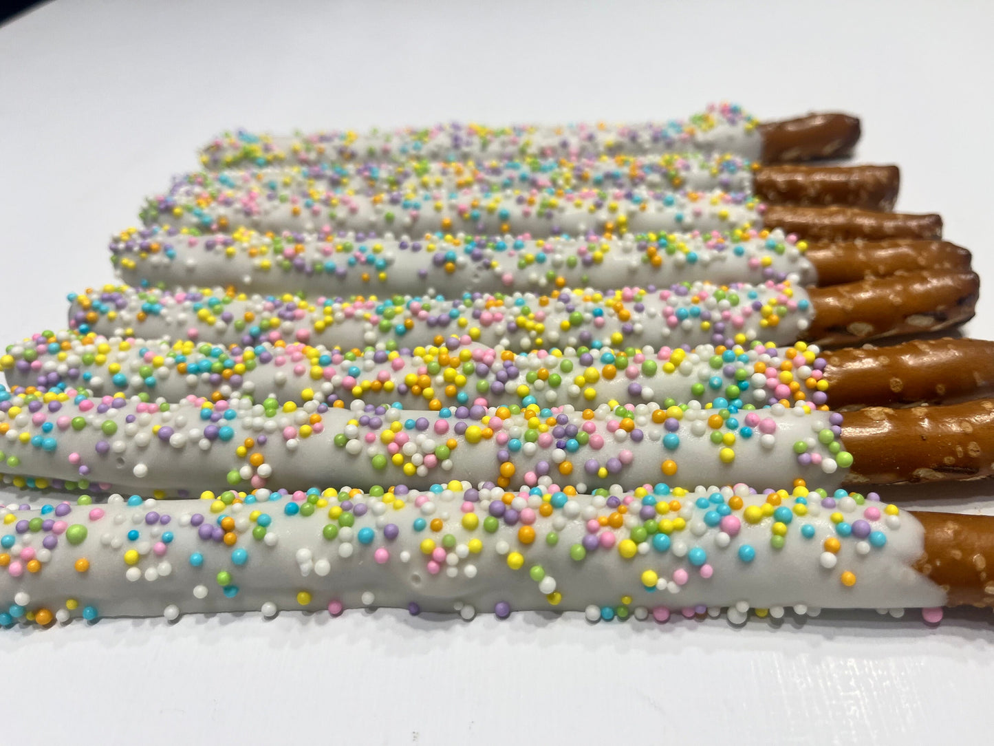 Pastel Rainbow Sprinkle White Chocolate Covered Pretzels, Pastel Pretzels, Pastel Treats, Pastel Desserts, Spring Summer Desserts