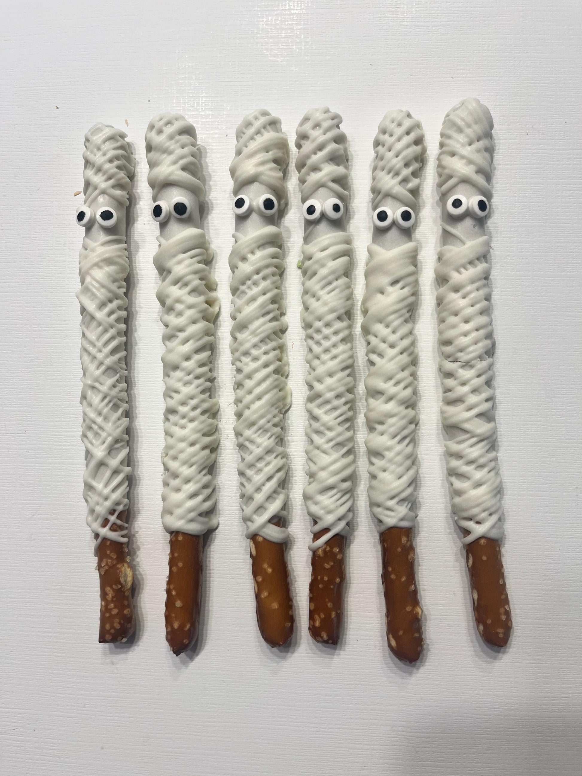 Mummy Halloween Pretzels, White Chocolate Mummy Pretzel Rods, Spooky Halloween Desserts, Cute Halloween Desserts