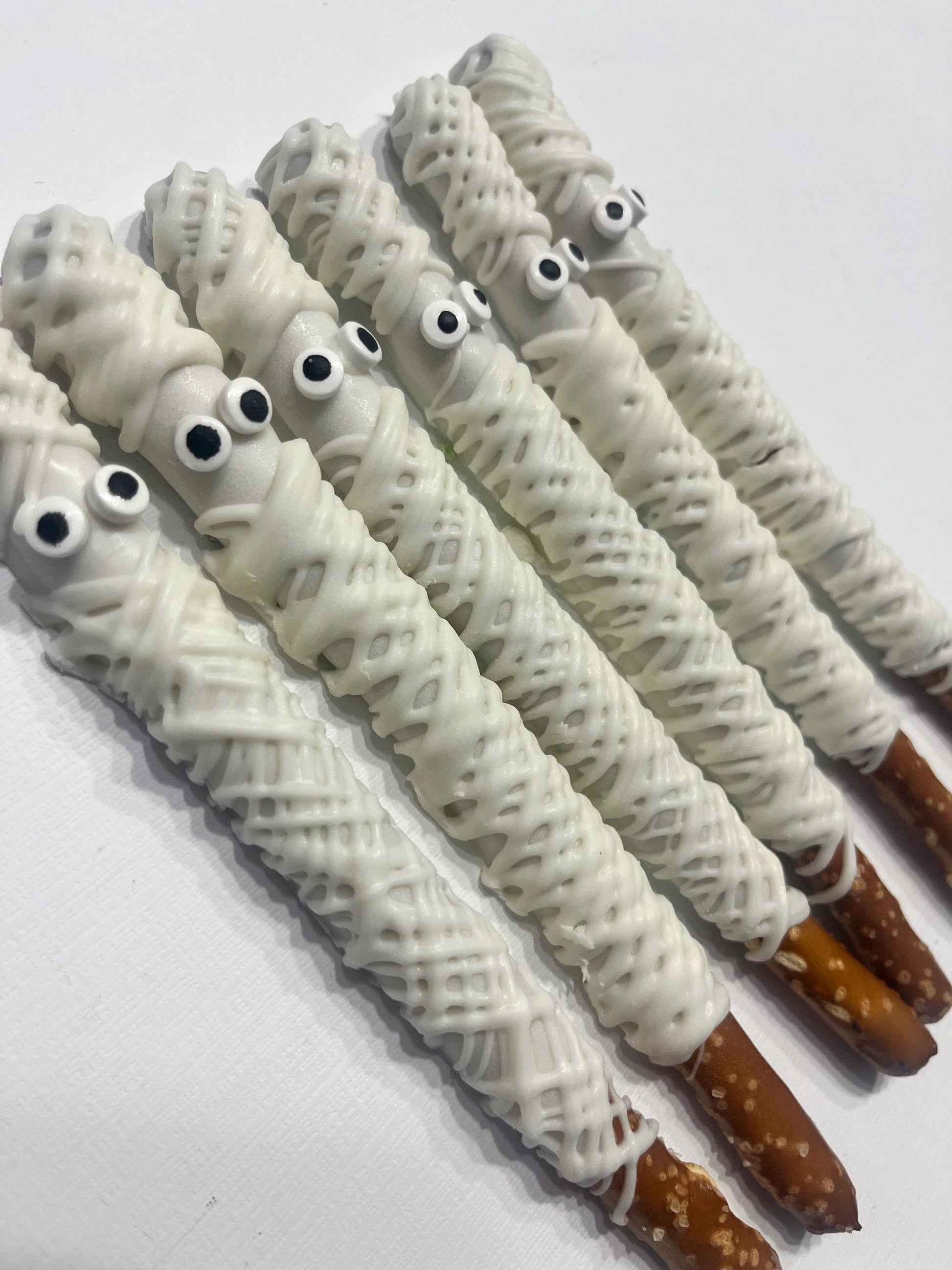 Mummy Halloween Pretzels, White Chocolate Mummy Pretzel Rods, Spooky Halloween Desserts, Cute Halloween Desserts