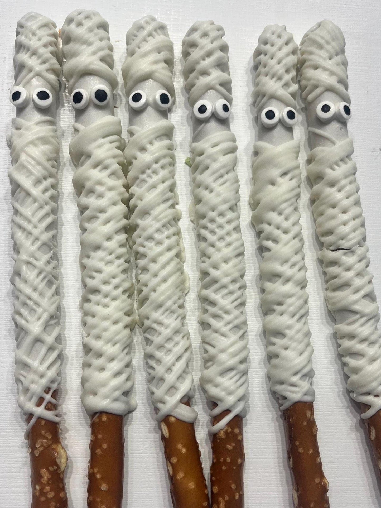 Mummy Halloween Pretzels, White Chocolate Mummy Pretzel Rods, Spooky Halloween Desserts, Cute Halloween Desserts